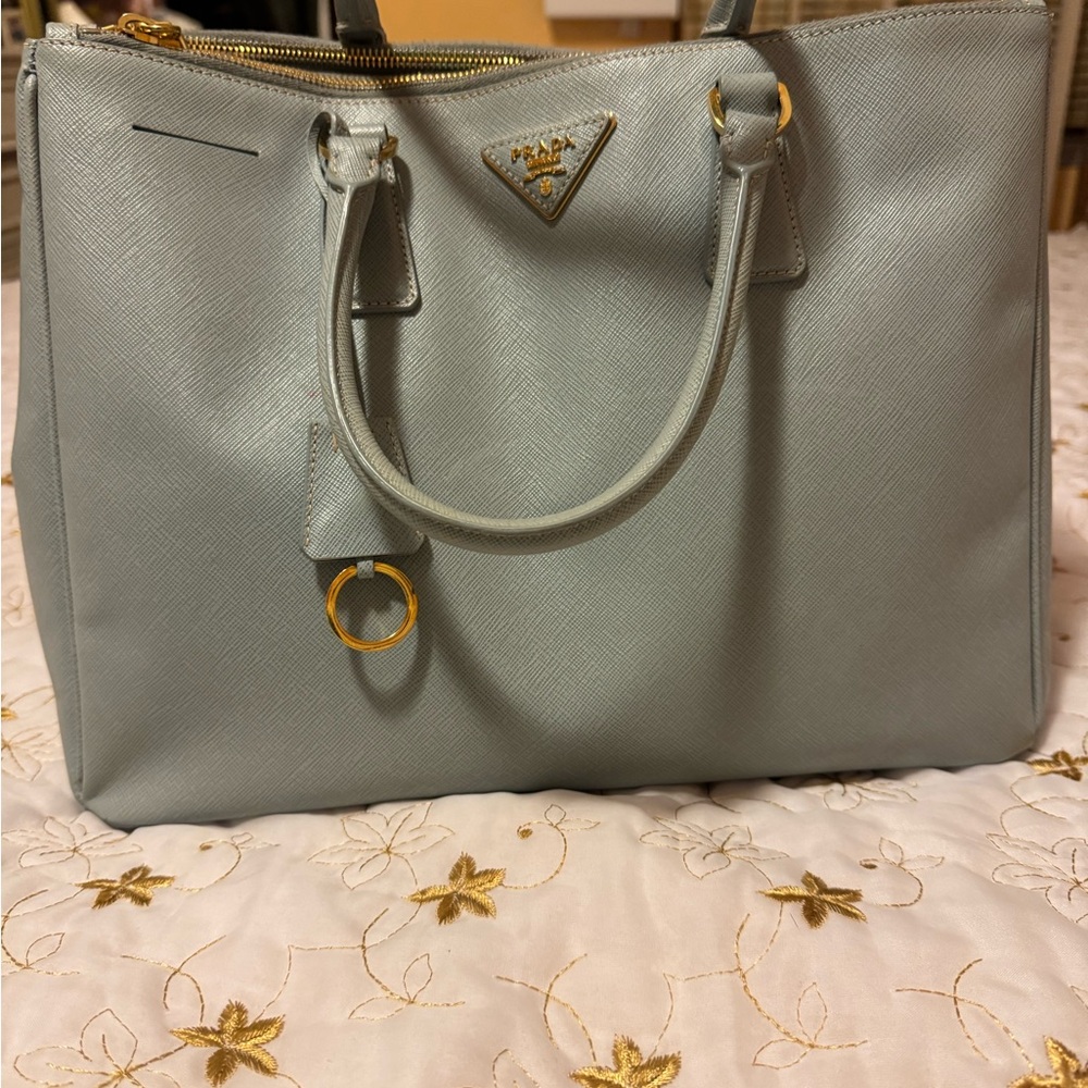 Beautiful Preloved Prada. Minimal Use. Clean Insi… - image 3